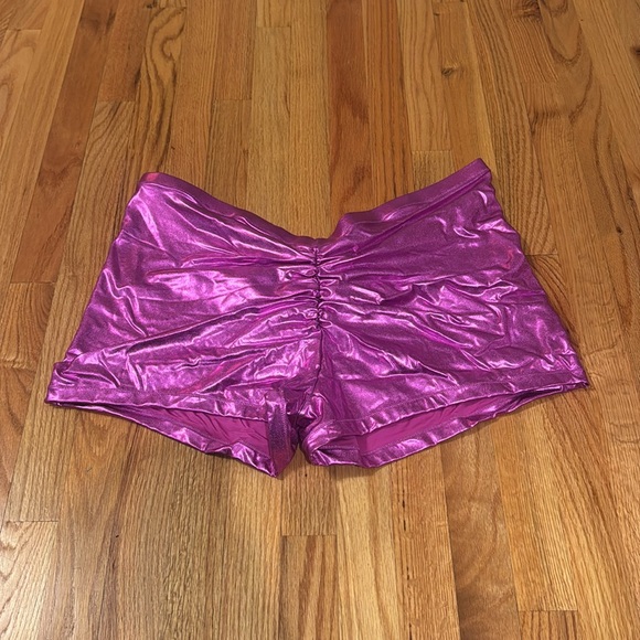 SKIMS Metallic Swim V-Waist Short | Dragon Fruit - Picture 2 of 9